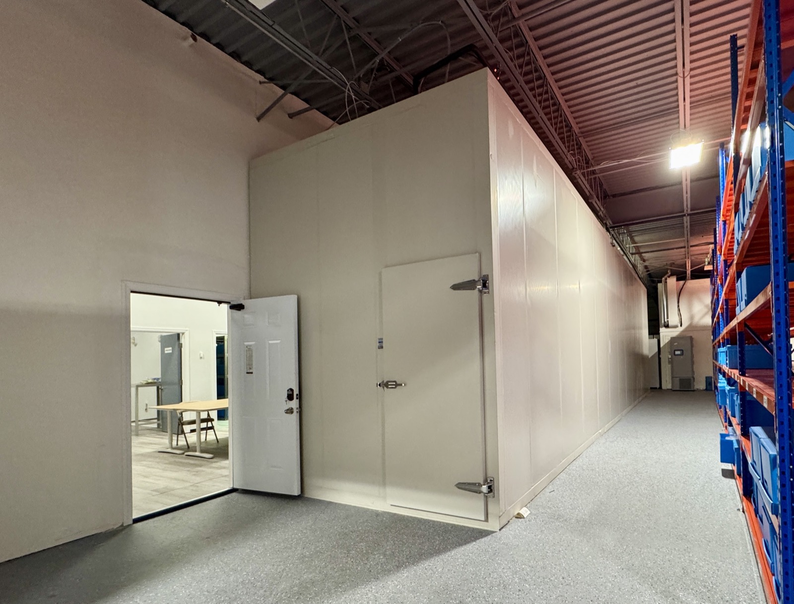 Warehouse area adjacent to insulated cold-capable storage