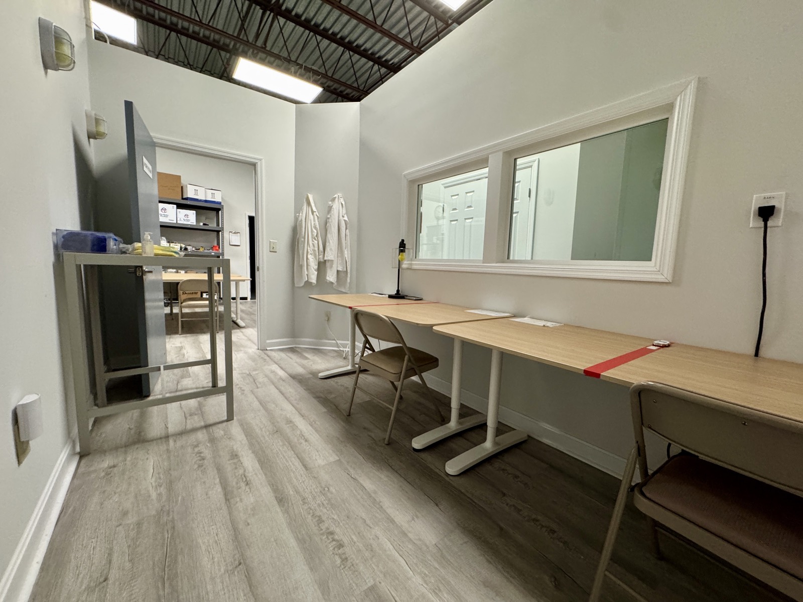 Clean interior work room for controlled handling